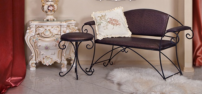Комплект кованой мебели: диван с пуфиком